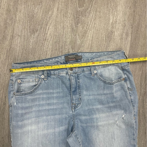 Torrid Vintage Stretch Crop Boyfriend Jeans blue size 12 factory distressed - Picture 4 of 6